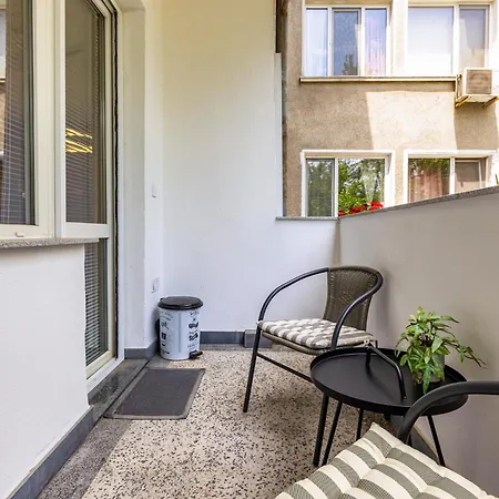 Spacious 2bd In Apartment *